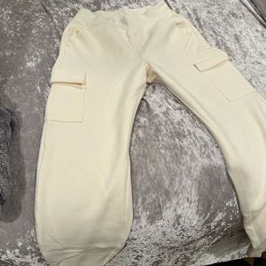 Never worn Ivory women’s cargo sweat pants from Old Navy